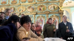 Relatives and friends mourning a miner killed in explosions at the Raspadskaya mine in Mezhdurechensk on May 11, two days after the explosions.