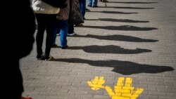 Red ispred pošte sa propisanom fizičkom distancom, Debrecen, Mađarska, 16 mart 2020.