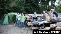 Лагерь в Химкинскому лесу продолжает оставаться "горячей точкой"