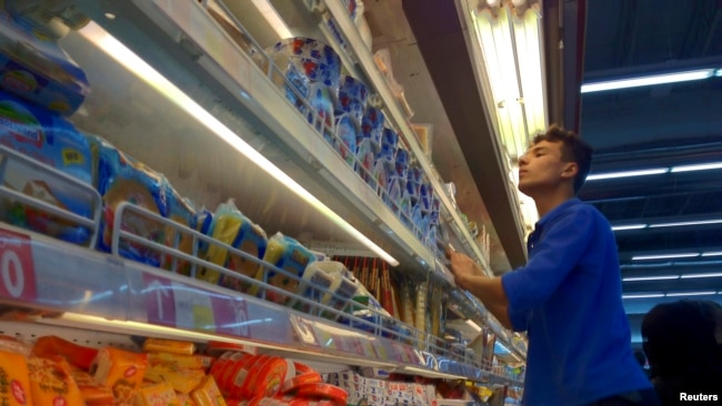 Iran -- An employee checks the food shelves at a shopping mall in northwestern Tehran, 03Feb2012