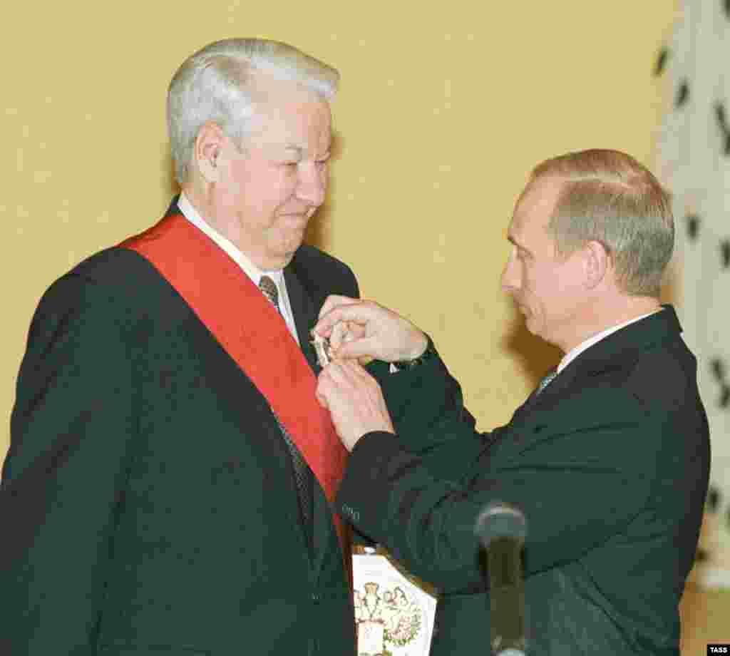 Russian President Vladimir Putin (right) presents a state-service award to Boris Yeltsin in Moscow on November 30, 2001 (TASS) - Russia – Politics – President Vladimir Putin (R) gives his predecessor, Boris Yeltsin, a state medal for services to the country, Moscow, 30Nov2001. Source: ITAR-TASS.