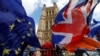 Zastave EU i Velike Britanije ispred Parlamenta u Londonu