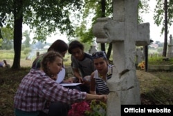 Пластуни відновлюють надгробок на українському цвинтарі у Польщі