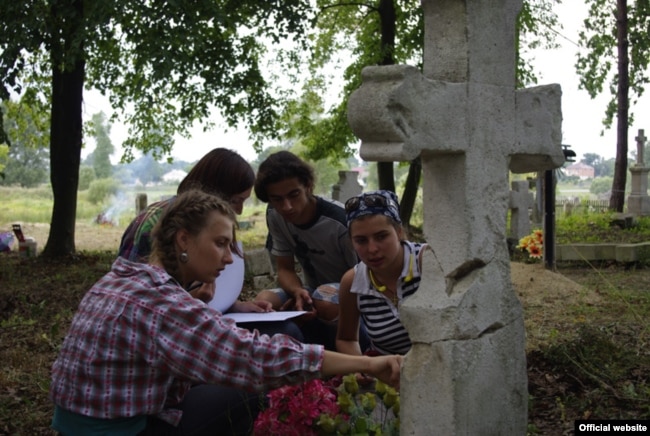 Пластуни відновлюють надгробок на українському цвинтарі у Польщі