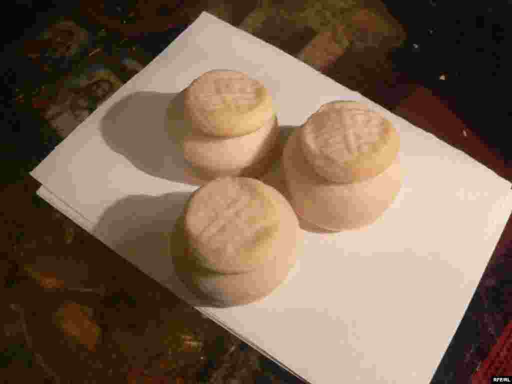 Махсус пешкән, кач (тәре) тамгасы төшкән кечкенә икмәк тараттылар.