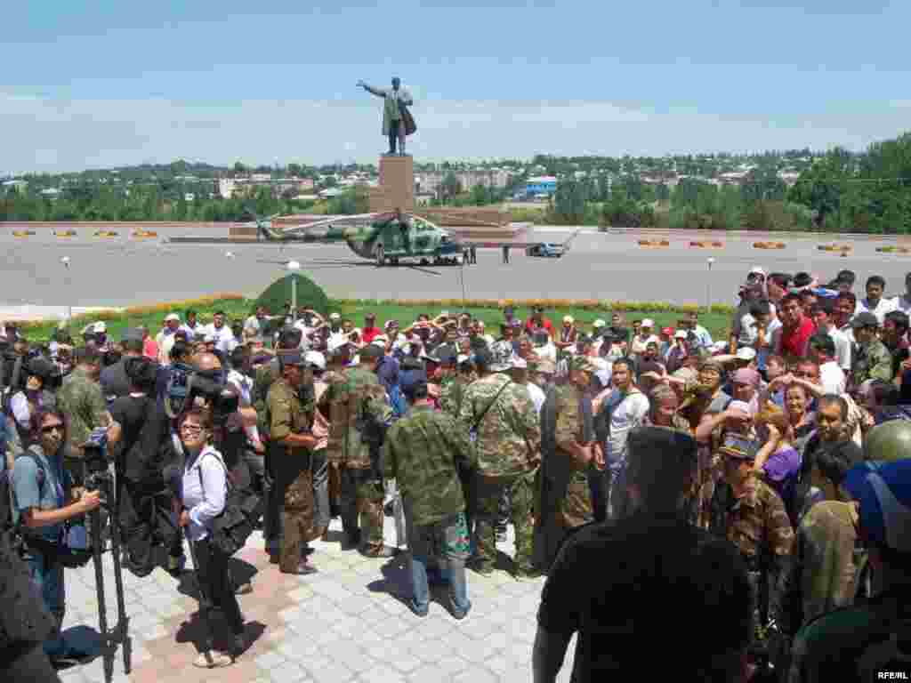 Ошто борбордук аянтта убактылуу өкмөттүн жетекчиси Роза Отунбаева менен жолугушууга үч жүздөй адам чогулду. 