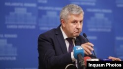 „Au cerut avizul azi, pentru ieri”, spune Florin Iordache, șeful Consiliului Legislativ. Consiliul ar fi trebuit consultat de guvern înainte de adoptarea hotărârii prin care s-a decis că purtarea măștii în aer liber este obligatorie.