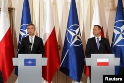 Генеральный секретарь НАТО Йенс Столтенберг и президент Польши Анджей Дуда в Варшаве. 7 июля 2016 года