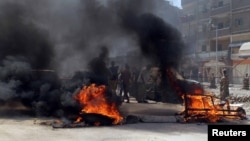 محتجون موالون لجماعة الأخوان المسلمين يحرقون إطارات السيارات في القاهرة