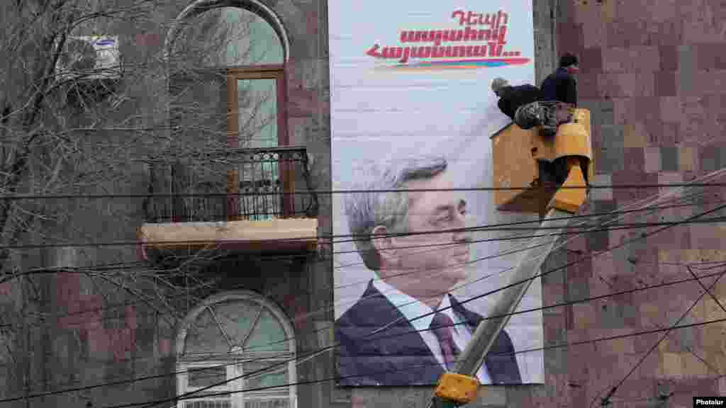 Ermənistanda yeni prezident se&ccedil;kisi kampaniyası başlayır. İndiki prezident Serzh Sarkisian-ın se&ccedil;ki portretləri paytaxt Yerevanda binalara vurulur. 21 yanvar 2013
