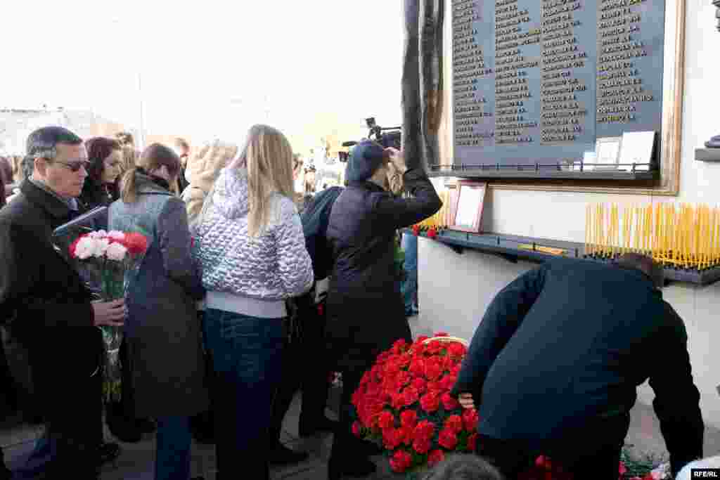 Возложение цветов у мемориальной доски жертвам теракта.