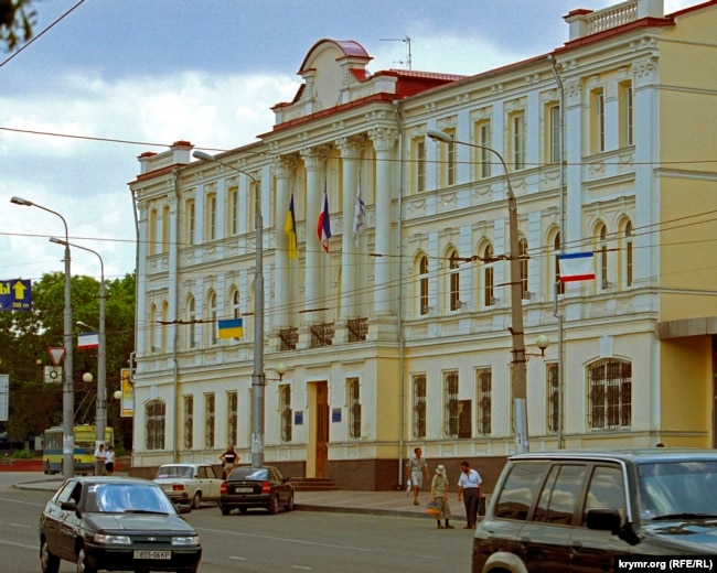 Здание украинского госпредприятия «Черноморнефтегаз» в Симферополе, 2002 год