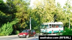 Indi 1-nji belgili trolleýbus marşruty boýunça 28-nji belgili awtobuslar gatnar.