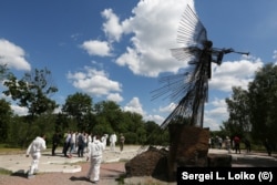 Туристы возле мемориала в Чернобыле