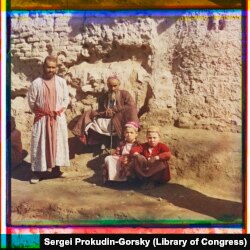 Қыс мезгілінде көшеде күншуақтап отырған Самарқан тұрғындары.
