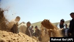 Погреб на жртва од напад на талибанците во Авганистан