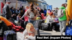 Românii plecați în străinătate au discutat cu Europa Liberă despre dificultățile întâlnite de ei în meseriile în care au lucrat în România. 