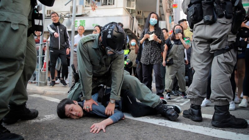 Hong Kongda polisiýa protestçini atdy