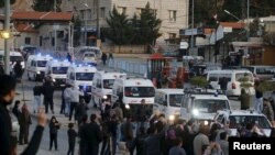 Конвой вивозит более 100 бойцов вооруженной оппозиции из окруженного города Забадани, Сирия, 28 декабря 2015 года