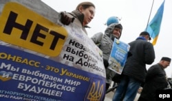 В Киеве 2-го ноября вынужденные переселенцы из Донецкой и Луганской областей вышли на акцию протеста против "выборов" в "ДНР" и "ЛНР"