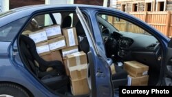 Коробки с агитационными материалами в машине главы штаба Навального в Иркутске 