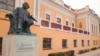 Памятник Ивану Айвазовскому возле картинной галереи в Феодосии
