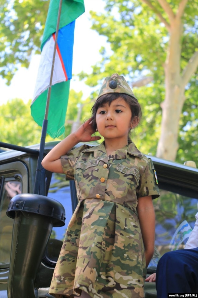 Юзлаб одам кўксида "Георгий ленталари", айримлар уруш даври ҳарбий кийимларини кийиб Тошкентдаги “Биродарлик қабристони”да тўпланишган.