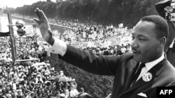 Мартин Лютер Кинг - младший выступает со ступеней мемориала Линкольна в Вашингтоне. 28 августа 1963 года.
