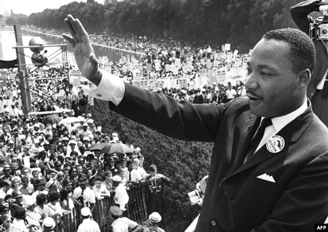 Martin Luther King duke përshëndetur mbështetësit më 28 gusht 1963 në Uashington, gjatë "Marshit në Uashington. Në këtë ngjarje, ai mbajti fjalimin e tij "E kam një ëndërr".