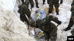Pjesëtarët e FSK-së në kërkim të personit të fundit, që mendohet se është i bllokuar nga orteku i borës, që e goditi Restelicën