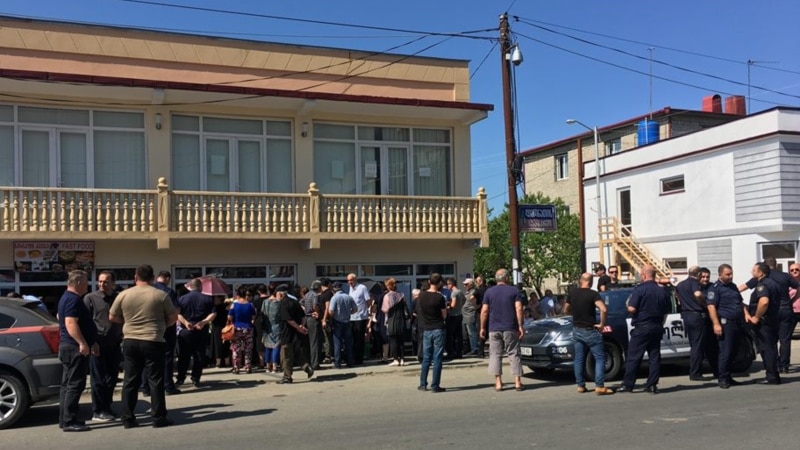 Беженцы из Абхазии, которые не смогли получить квартиры, проводят акцию в Зугдиди
