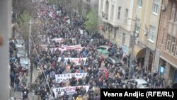 Protestna kolona na putu ka zgradi Skupštine Srbije