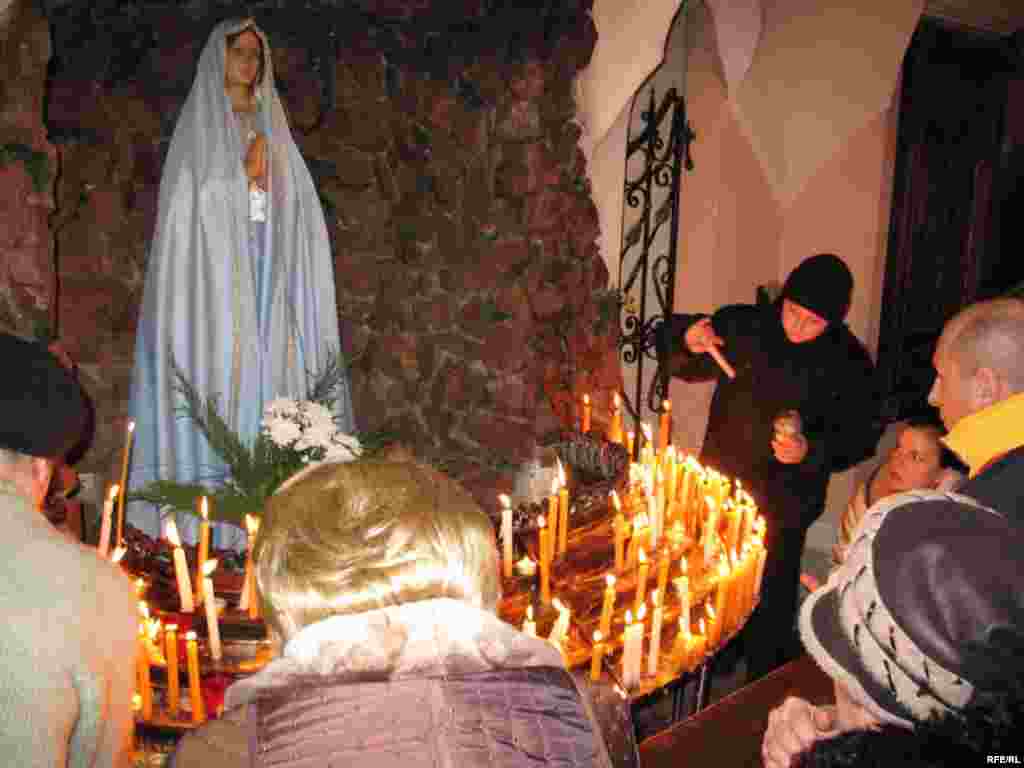У чырвоным касьцёле - Belarus – Catholics celebrate Christmas, Minsk 25Dec2007