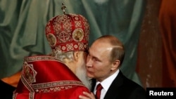 Президент России Владимир Путин (справа) и глава Русской православной церкви патриарх Кирилл. Москва, 16 апреля 2017 года.