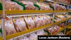 Proizvodnja živinskog mesa je takođe opala u SAD ali u manjoj meri, navodi AP (na fotografiji jedna od radnji u Njujorku, 5. maj 2020.) 