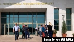 Несогласные с судебными решениями и действиями силовиков в отношении них или их родственников собрались у здания администрации президента Казахстана. Нур-Султан, 13 августа 2019 года.
