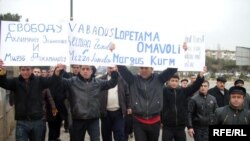 Zəngilan rayonundan olan bir qrup məcburi köçkünün etiraz aksiyası. 12 yanvar 2008 