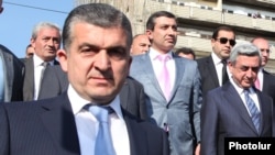 Третий президент Армении Серж Саргсян (справа) и начальник охраны Вачаган Казарян (слева), Ереван, 14 апреля 2012 г 