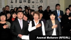 Работники одного из областных акиматов исполняют гимн Казахстана. Иллюстративное фото.