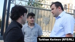 Azerbaijan -- A blogger Mehman Huseynov with lawyer Elchin Sadikov and Emin Huseynov, Baku, 13Jun2012