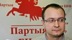 Алесь Михалевич в феврале 2011 года, после пресс-конференции, на которой он рассказал, чего от него требовал КГБ Беларуси