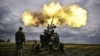 Українські військовослужбовці ведуть вогонь із французької самохідної 155-мм/52-каліберної гармати Caesar по російських позиціях на Донбасі, 15 червня 2022 року