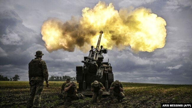 Ukrainian servicemen fire a French self-propelled 155 mm/52-caliber Caesar toward Russian positions at a front line in the eastern Ukrainian region of Donbas on June 15.