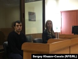 Равшан Рахимов и его адвокат Роза Магомедова в Бабушкинском суде