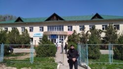 Силовики дежурят у поликлиники в селе Береке. Алматинская область, 19 апреля 2020 года.