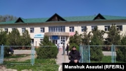 Силовики дежурят у поликлиники в селе Береке. Алматинская область, 19 апреля 2020 года.