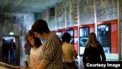 Фото Документационного центра "Территории партийных съездов НСДАП": Фрагмент выставочного зала с фотографией приветствующих фюрера народных масс