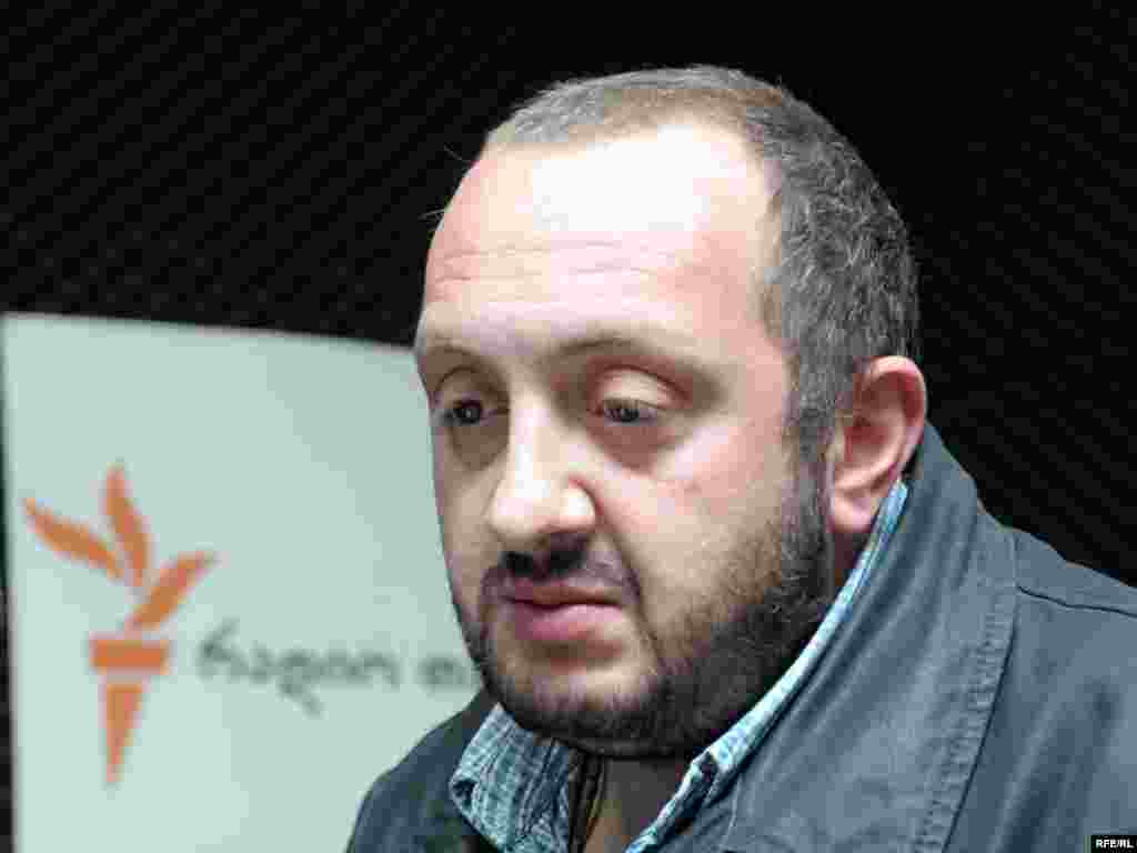 Foto: Giorgi Margvelashvili AzadliqRadiosunun Tbilisidəki ofisində. 19 aprel 2010 - Margevelashvili ixtisasca filosofur, elmlər namizədi alimlik dərəcəsi var. 1992-ci ildə Tbilisi Dövlət Universitetini bitirib. 1993-1994-cü illərdə Çex Respublikasının paytaxtı Praqada və Gürcüstan Elmlər Akademiyasında davam etdirib. 2012-ci ildə müxalifətdə olan Gürcü Arzusu koalisiyasına qoşulmazdan əvvəl tanınmış siyasi şərhçi olub. ABŞ Milli Demokratiya İnstitutunun Tbilisi ofisində, Azərbaycandan da çox sayda jurnalistin təhsil aldığı GİPA-da (Georgian Institute of Public Affairs) rəhbər vəzifələrdə çalışıb. 