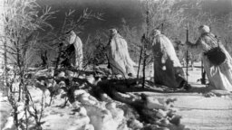 Группа советских разведчиков в маскхалатах во время Зимней войны 