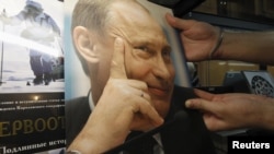 Мұқабасында Владимир Путиннің суреті бар кітап. Санкт-Петербург, 2 наурыз 2012 жыл.